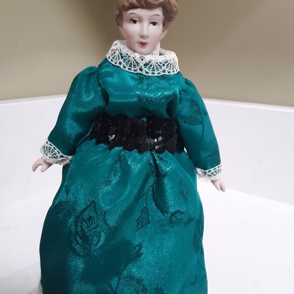 4 Vintage 9" Dolls - Lovely ladies with Stand - Picture 4 of 7